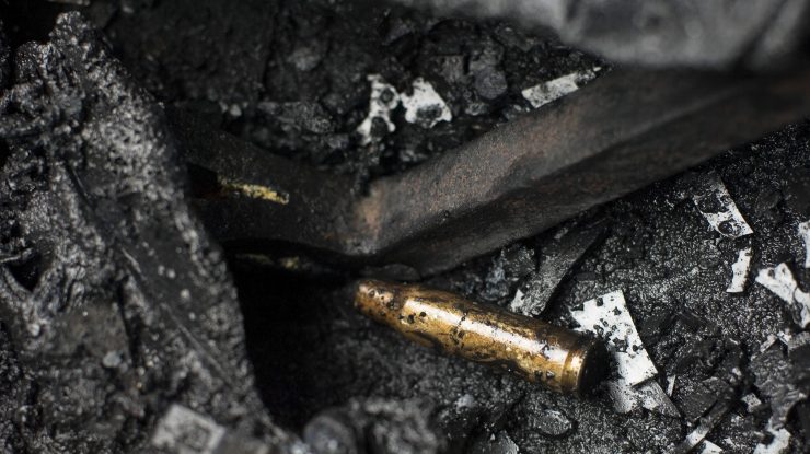 Un băiat de 13 ani din Iași a fost transportat la spital după ce un cartuș i-a explodat în față