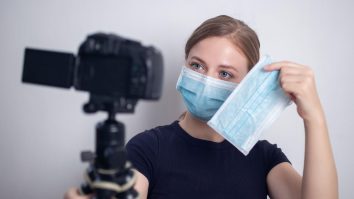 CoronaInfluenceri: Staruri plătite de Guvernul britanic pentru a posta în social media despre testarea COVID-19