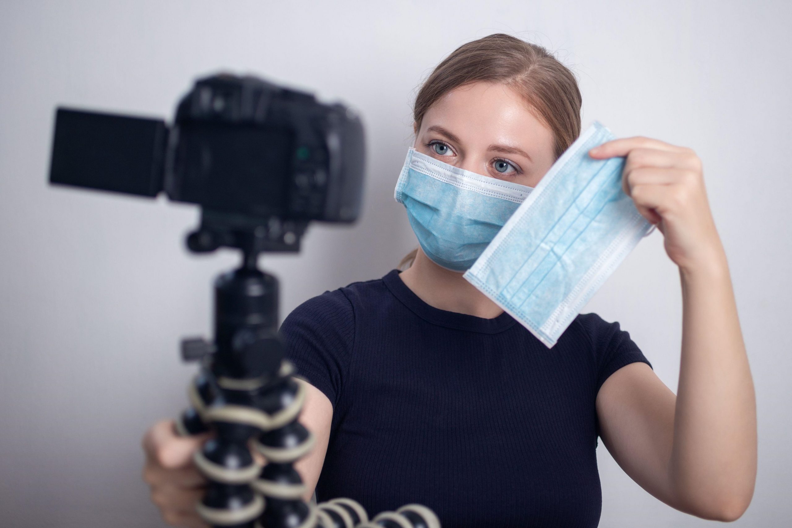 CoronaInfluenceri: Staruri plătite de Guvernul britanic pentru a posta în social media despre testarea COVID-19