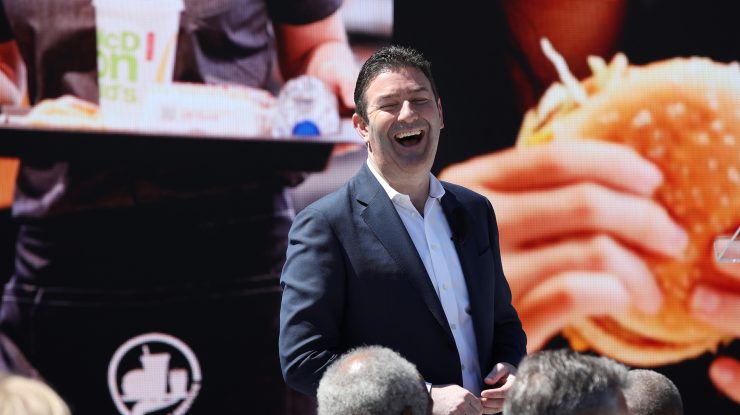 Fostul CEO McDonald's, dat în judecată pentru că a făcut sex cu trei angajate ale companiei