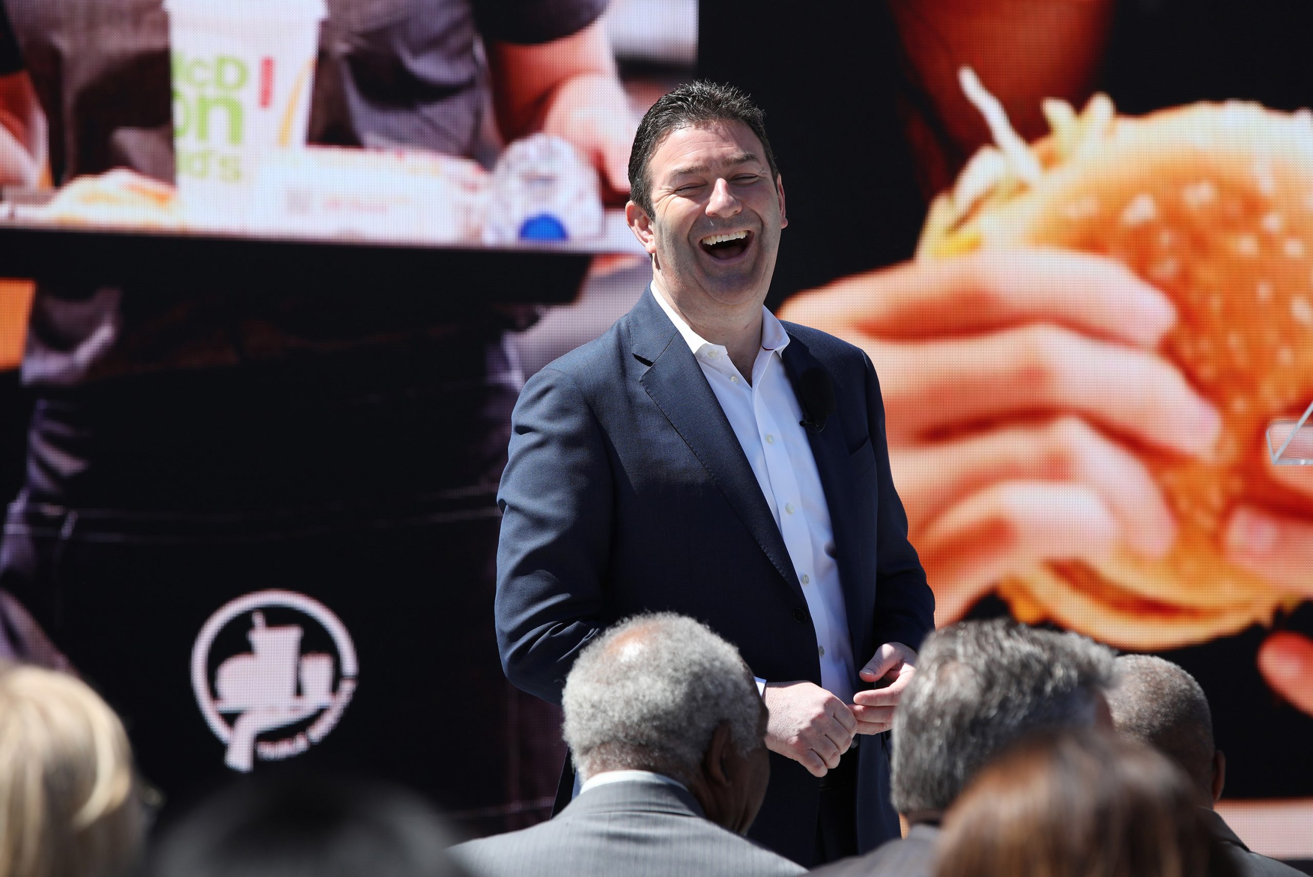 Fostul CEO McDonald’s, dat în judecată pentru că a făcut sex cu trei angajate ale companiei