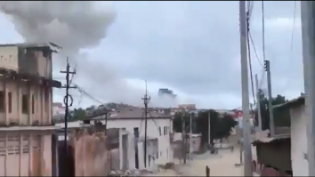 Explozie capcană urmată de focuri de armă în Somalia. „Oamenii fug mâncând pământul”