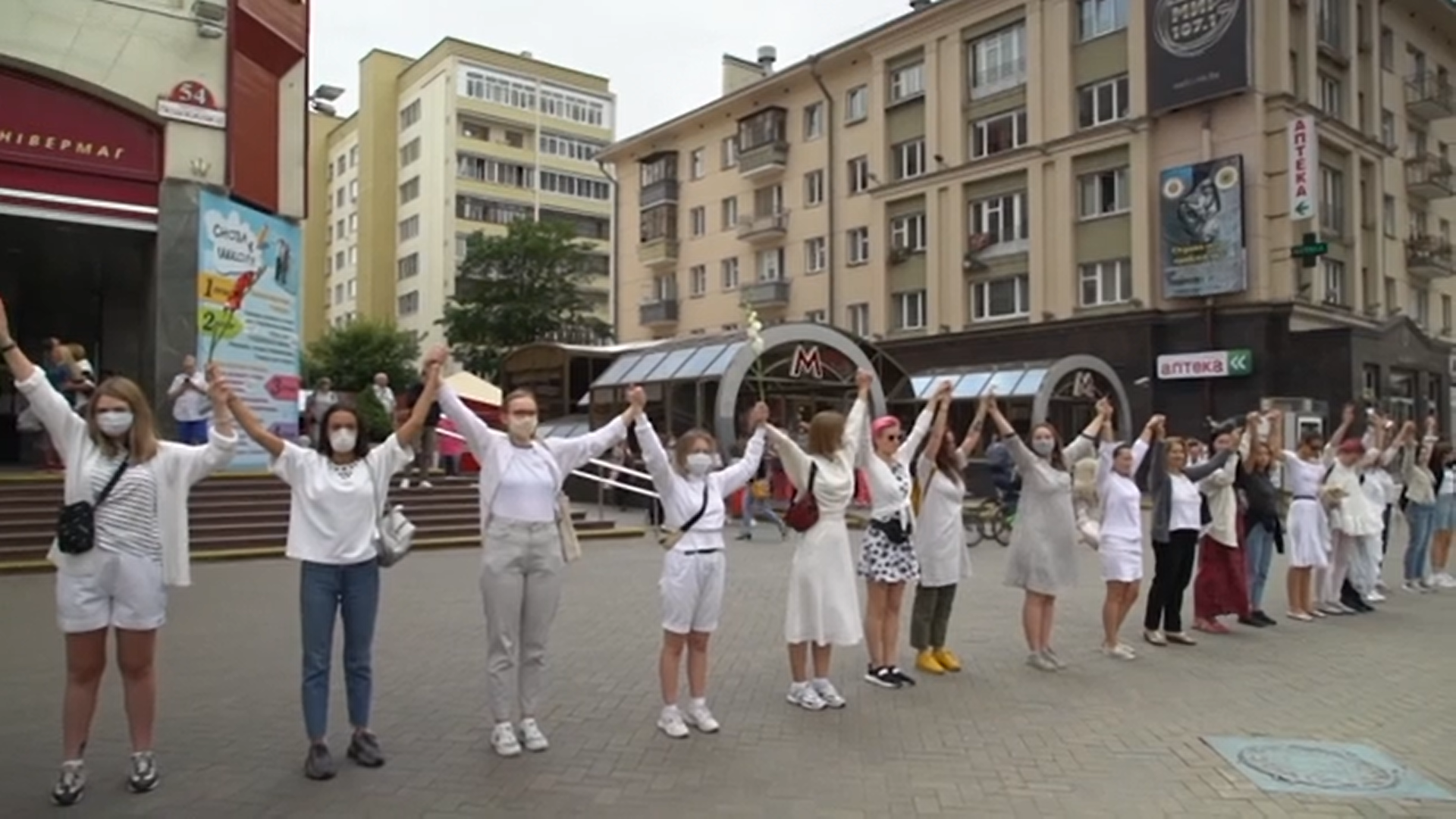 Lanț de 200 de femei care au protestat pașnic în Belarus. „Vreau un viitor pentru copiii mei”