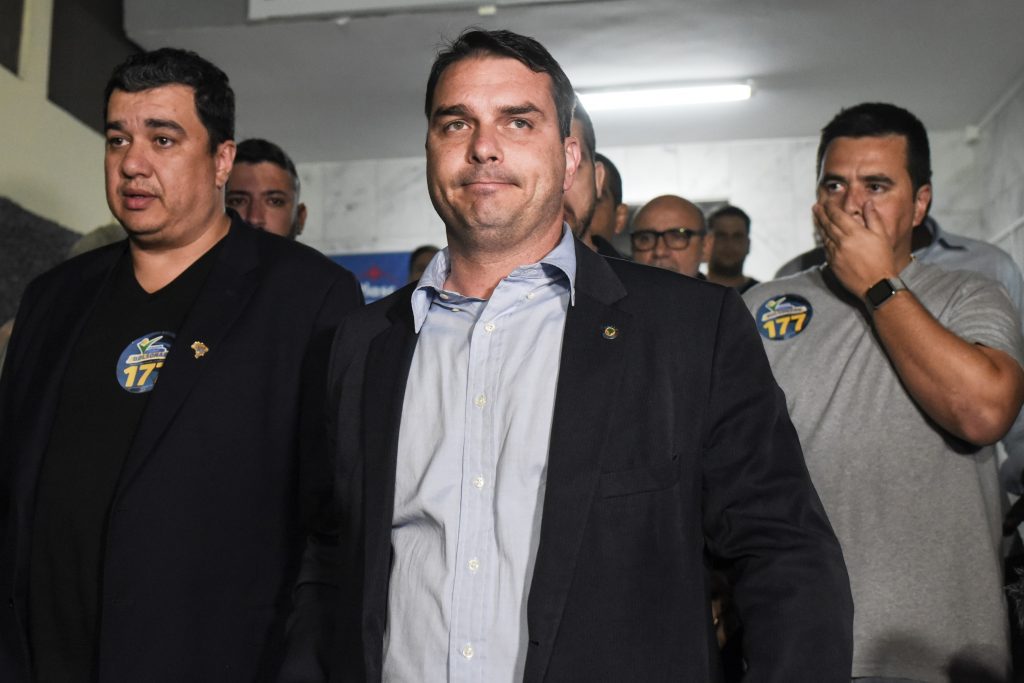 Fiul lui Jair Bolsonaro, Flavio, are coronavirus. Cu ce se tratează acasă, în izolare