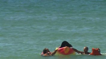 VIDEO Președintele portughez a salvat două tinere care s-au răsturnat cu o canoe în largul oceanului