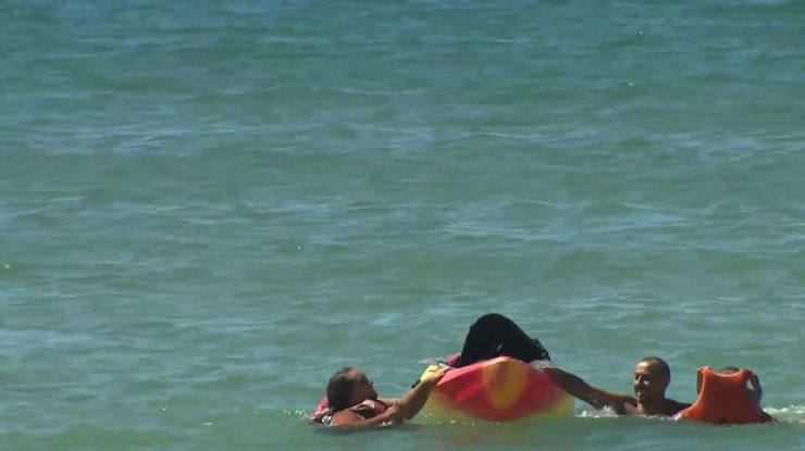 VIDEO Președintele portughez a salvat două tinere care s-au răsturnat cu o canoe în largul oceanului