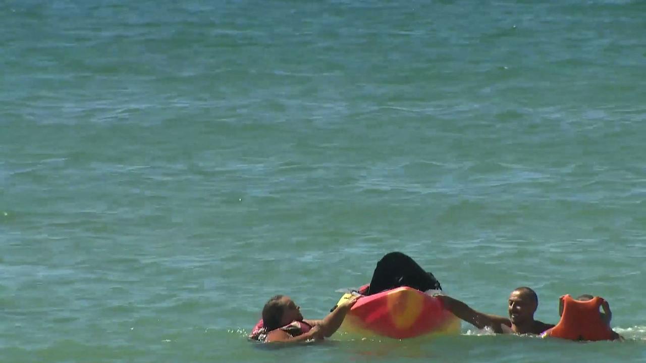 VIDEO Președintele portughez a salvat două tinere care s-au răsturnat cu o canoe în largul oceanului