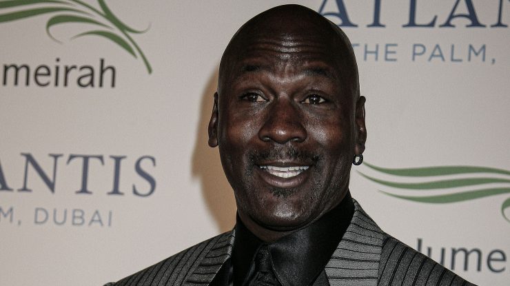 Cât costă o copie a primului contract încheiat între Michael Jordan și Chicago Bulls