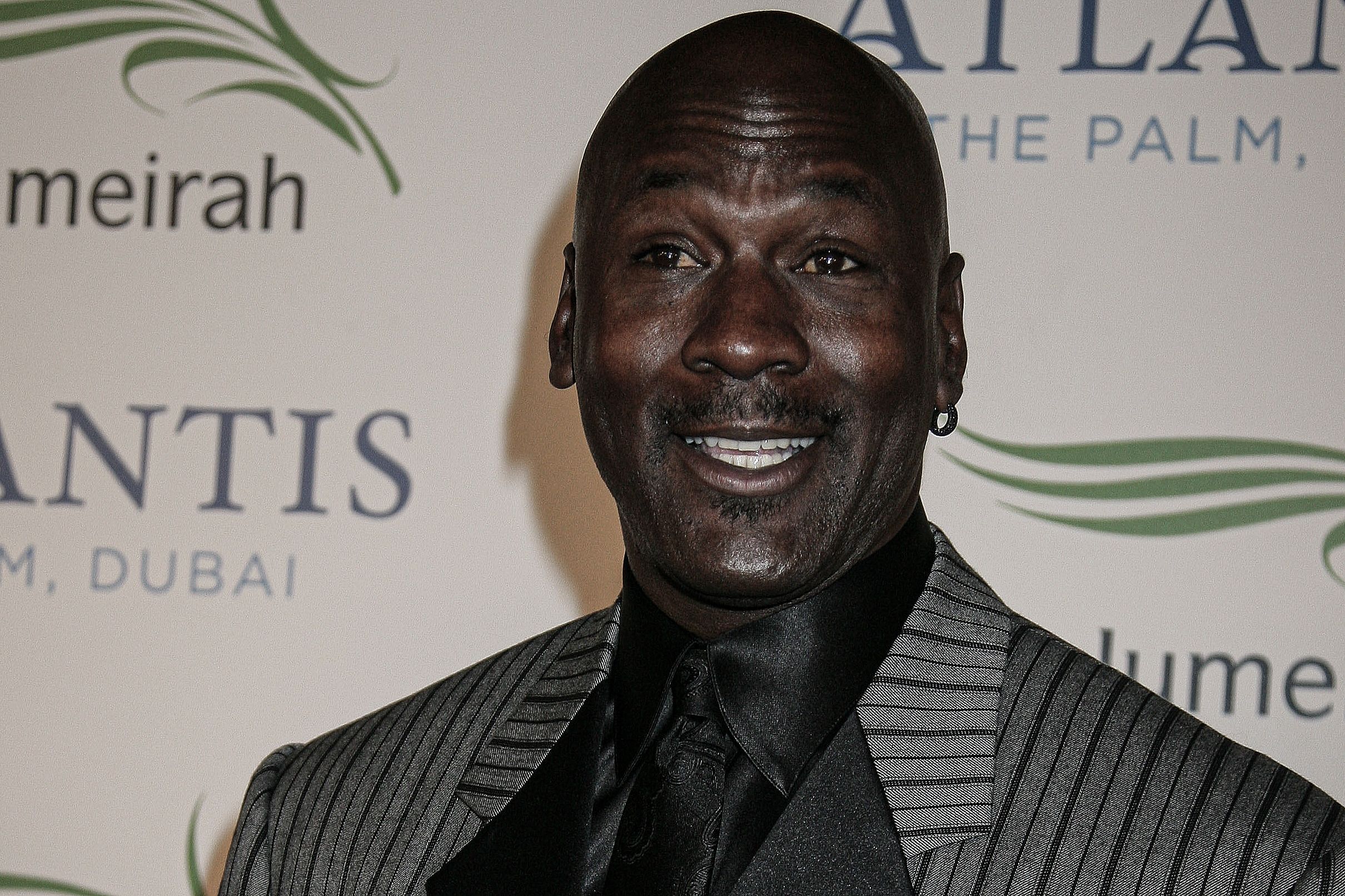 Cât costă o copie a primului contract încheiat între Michael Jordan și Chicago Bulls
