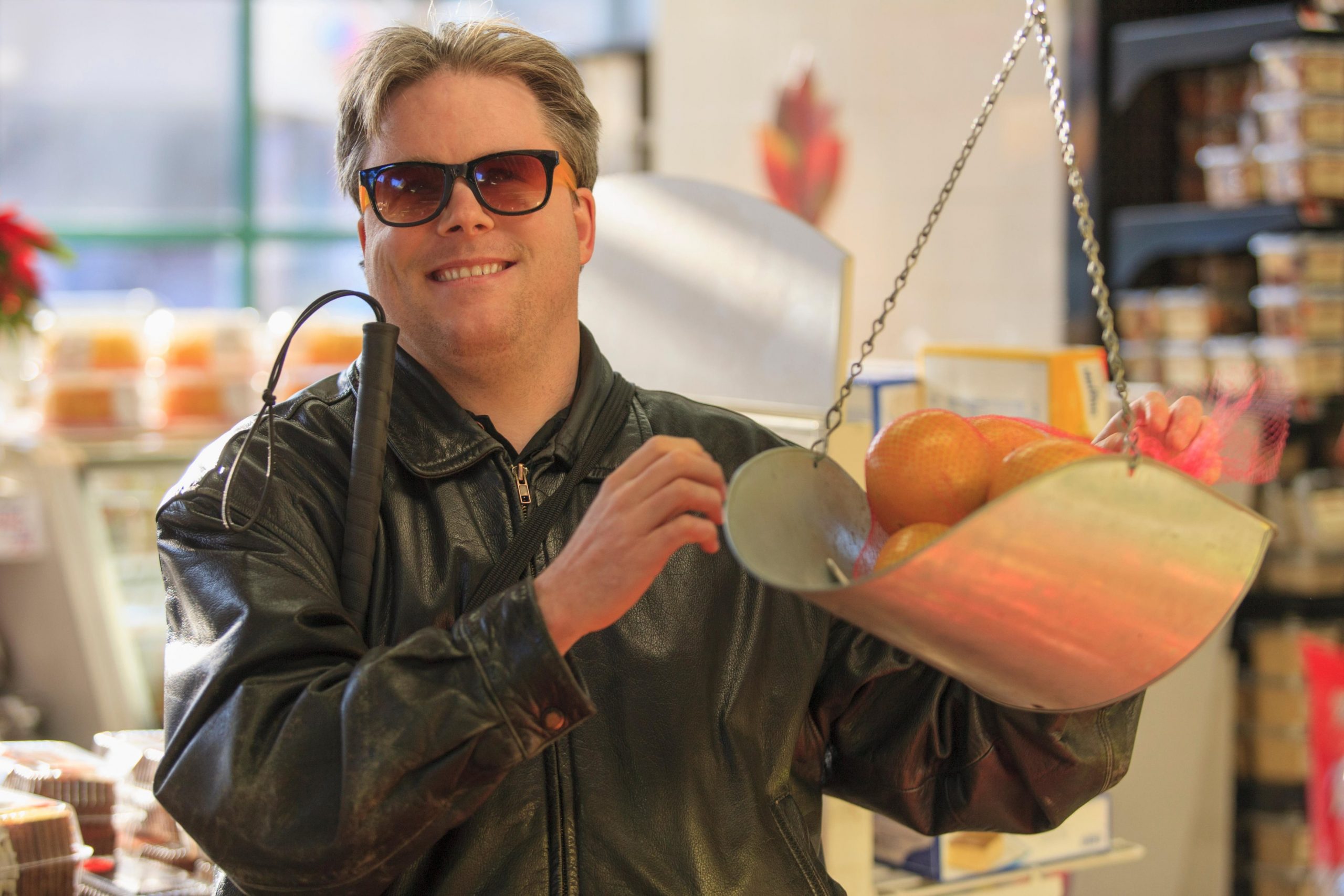 Google Lookout folosește inteligență artificială pentru a-i ajuta pe nevăzători la cumpărături