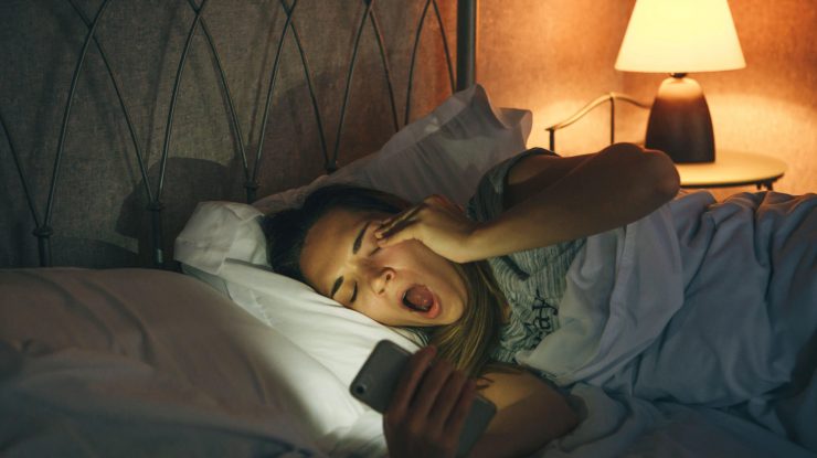 STUDIU. La ce duce folosirea telefonului înainte de culcare? Iată cum îți afectează sănătatea