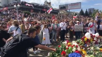 Morman de flori de 1.5 metri înălțime în locul în care a murit un protestatar din Belarus. Mii de oameni l-au omagiat