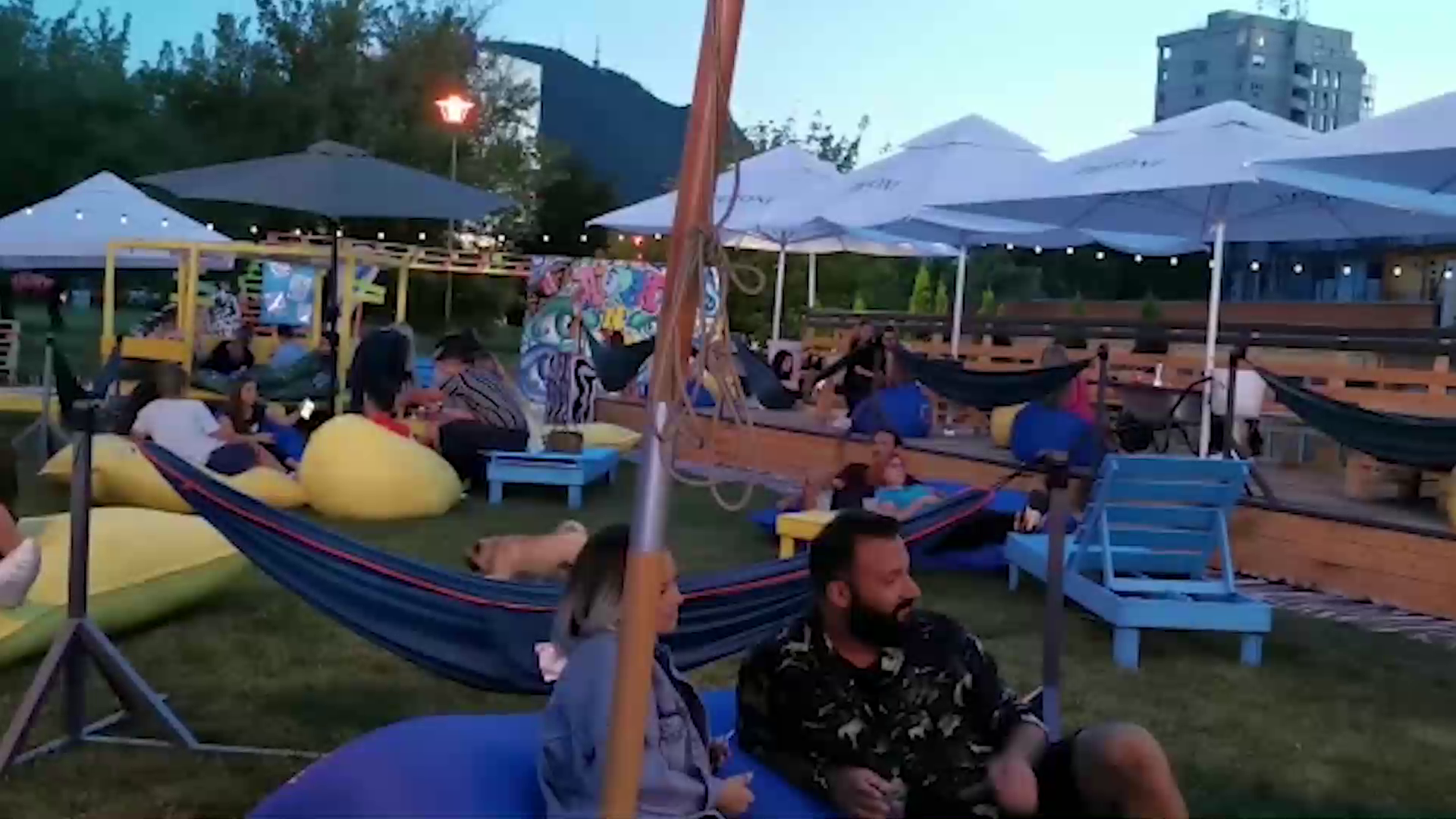 Cum au transformat trei brașoveni o proprietate privată în parc de lectură și relaxare. Reacția Primăriei