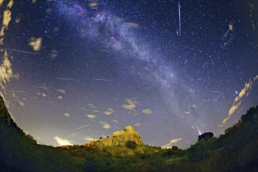 Perseidele: Când poți vedea cel mai spectaculos fenomen astronomic. Până la 100 de stele căzătoare pe oră