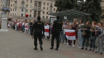 Sute de femei au protestat pașnic în Minsk, cu cântec și flori. „Toată viața am trăit cu frică. Nu vreau asta pentru nepoții mei”