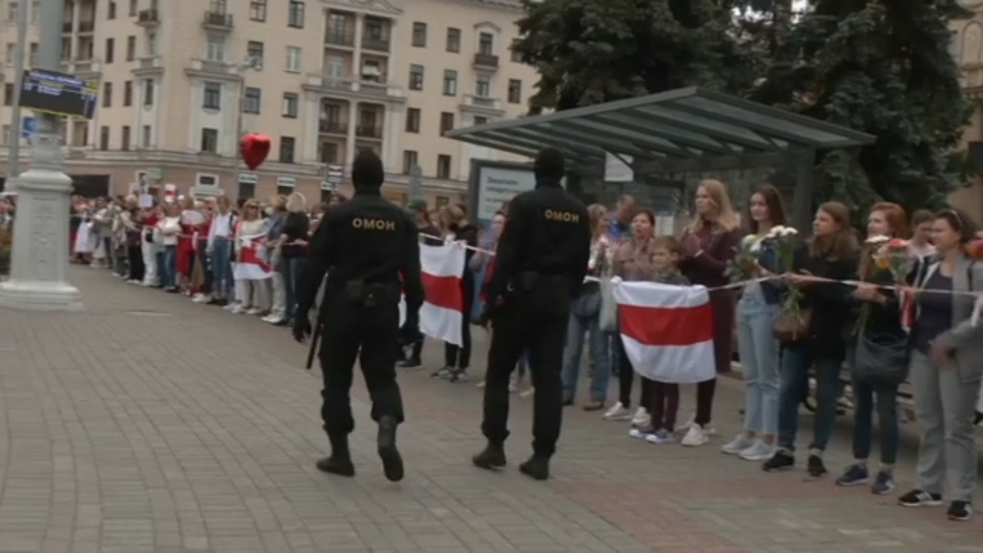 Sute de femei au protestat pașnic în Minsk, cu cântec și flori. „Toată viața am trăit cu frică. Nu vreau asta pentru nepoții mei”