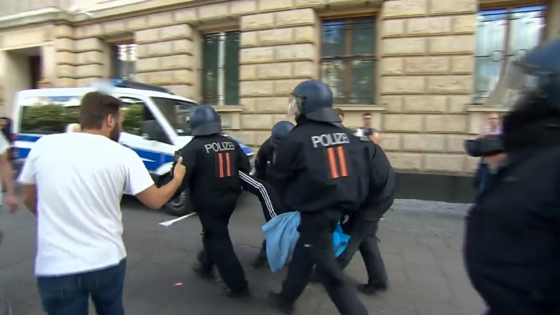 Berlin: Poliția a oprit protestul împotriva purtării măștilor de protecție