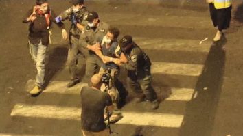 Protestatarii din fața casei lui Netanyahu au fost bruscați și îndepărtați cu forța de polițiști