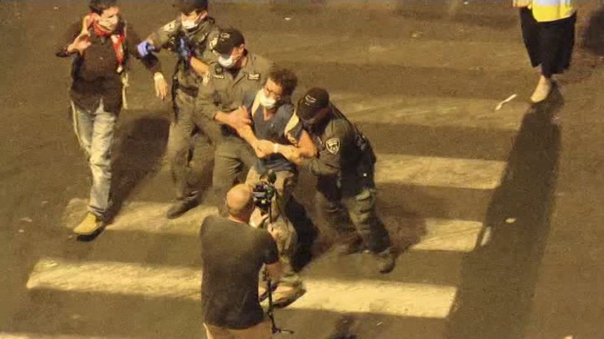 Protestatarii din fața casei lui Netanyahu au fost bruscați și îndepărtați cu forța de polițiști