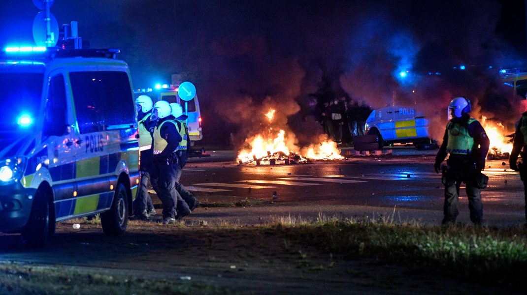 300 de manifestanți furioși s-au confruntat cu poliția după incendierea unui Coran în Suedia