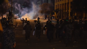 Bătaie între libanezi și polițiști pe străzile din Beirut, în urma exploziei din port