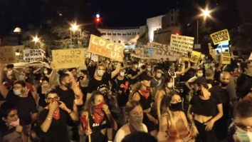 10.000 de protestari israelieni îi cer demisia lui Netanyahu. Îl numesc „Ministrul crimei”