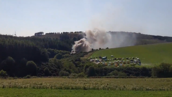 În Scoția, un tren a deraiat lăsând în urma nori groși de fum. Răspunsul autorităților