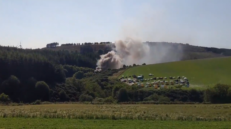 În Scoția, un tren a deraiat lăsând în urma nori groși de fum. Răspunsul autorităților