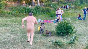 FOTO. Când un mistreț îți fură laptopul, fugi după el chiar dacă ești gol pușcă. A pățit-o un nudist