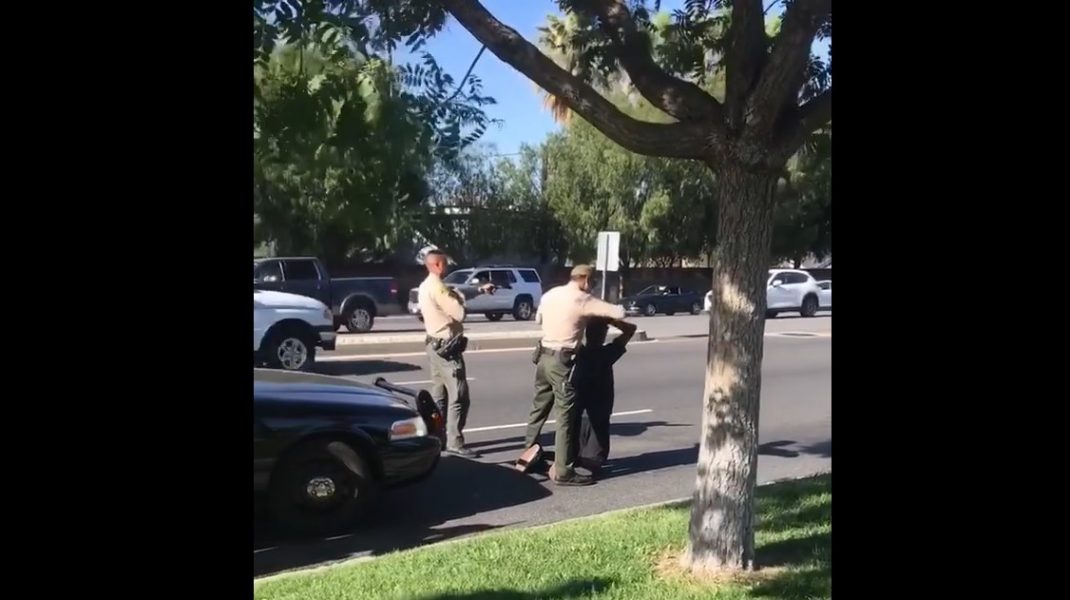 Momentul în care polițiști înarmați înconjoară un adolescent afro-american, după ce l-au confundat cu atacatorul