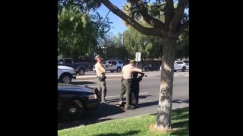 Momentul în care polițiști înarmați înconjoară un adolescent afro-american, după ce l-au confundat cu atacatorul