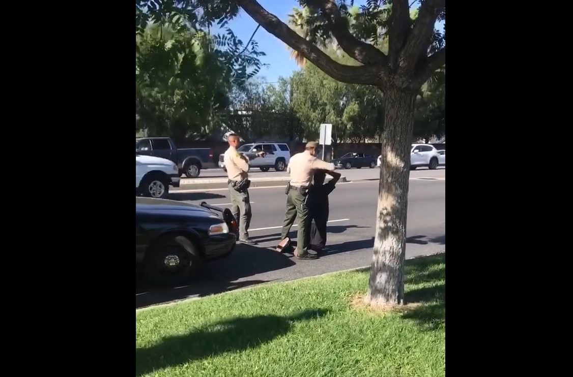 Momentul în care polițiști înarmați înconjoară un adolescent afro-american, după ce l-au confundat cu atacatorul