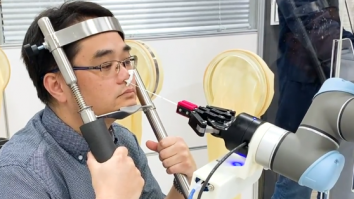 Un start-up din Taiwan a creat robotul care prelevă probe COVID-19 din nas. Ce spun medicii