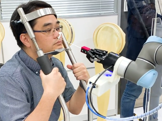 Un start-up din Taiwan a creat robotul care prelevă probe COVID-19 din nas. Ce spun medicii