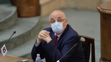 Bărbatul care l-a ameninţat cu moartea pe Raed Arafat a fost reţinut, apoi plasat sub control judiciar