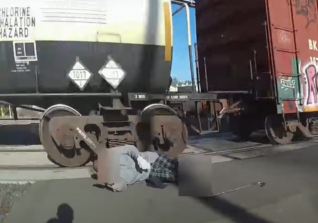 Momentul în care un bărbat este salvat din calea trenului, în ultima clipă, de către o polițistă