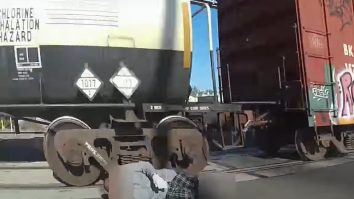 Momentul în care un bărbat este salvat din calea trenului, în ultima clipă, de către o polițistă