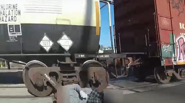 Momentul în care un bărbat este salvat din calea trenului, în ultima clipă, de către o polițistă