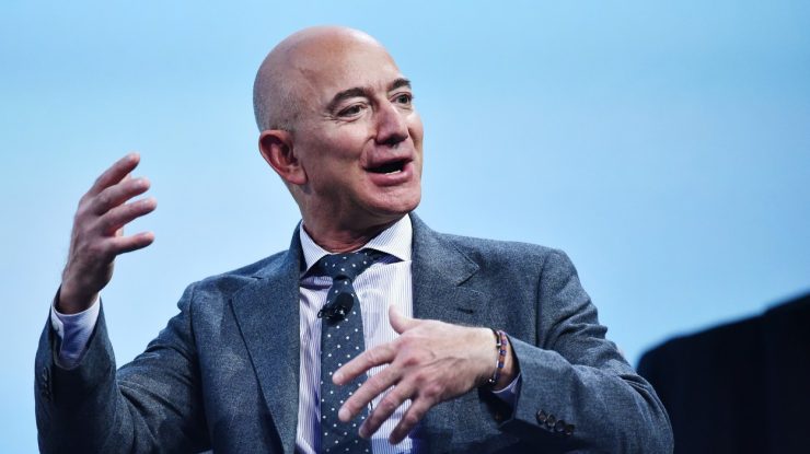 Blue Origin, compania lui Jeff Bezos, va duce prima femeie pe lună