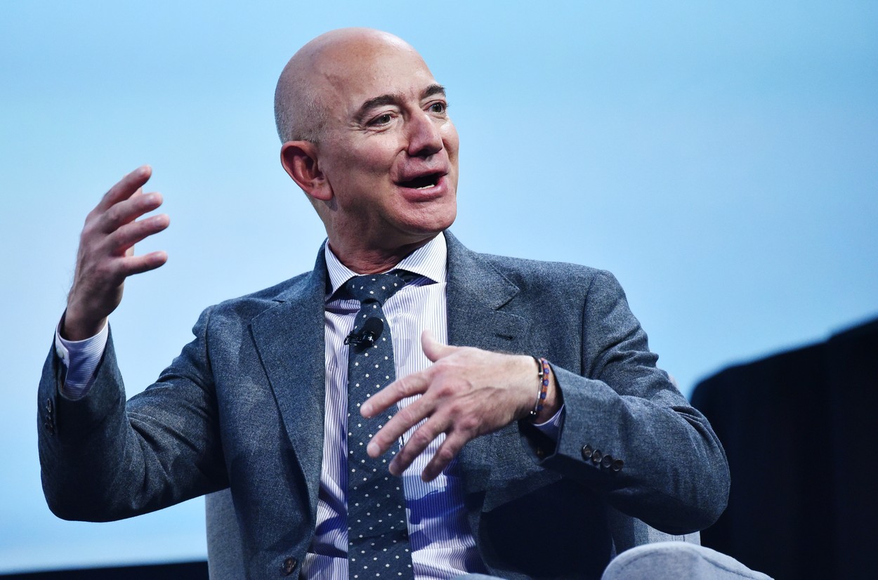 „Zile de 14 ore fără pauză și fără baie”. Jeff Bezos, fondatorul Amazon, dat în judecată de fosta sa menajeră