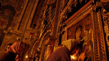 Zeci de amenzi al pelerinajul de la Nicula pentru nerespectarea distanțării și nepurtarea măștii