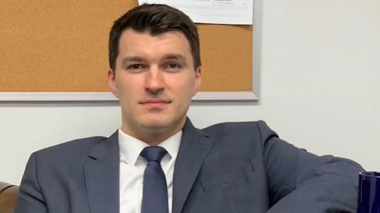 Un bancher din SUA va lucra remote din Sălaj