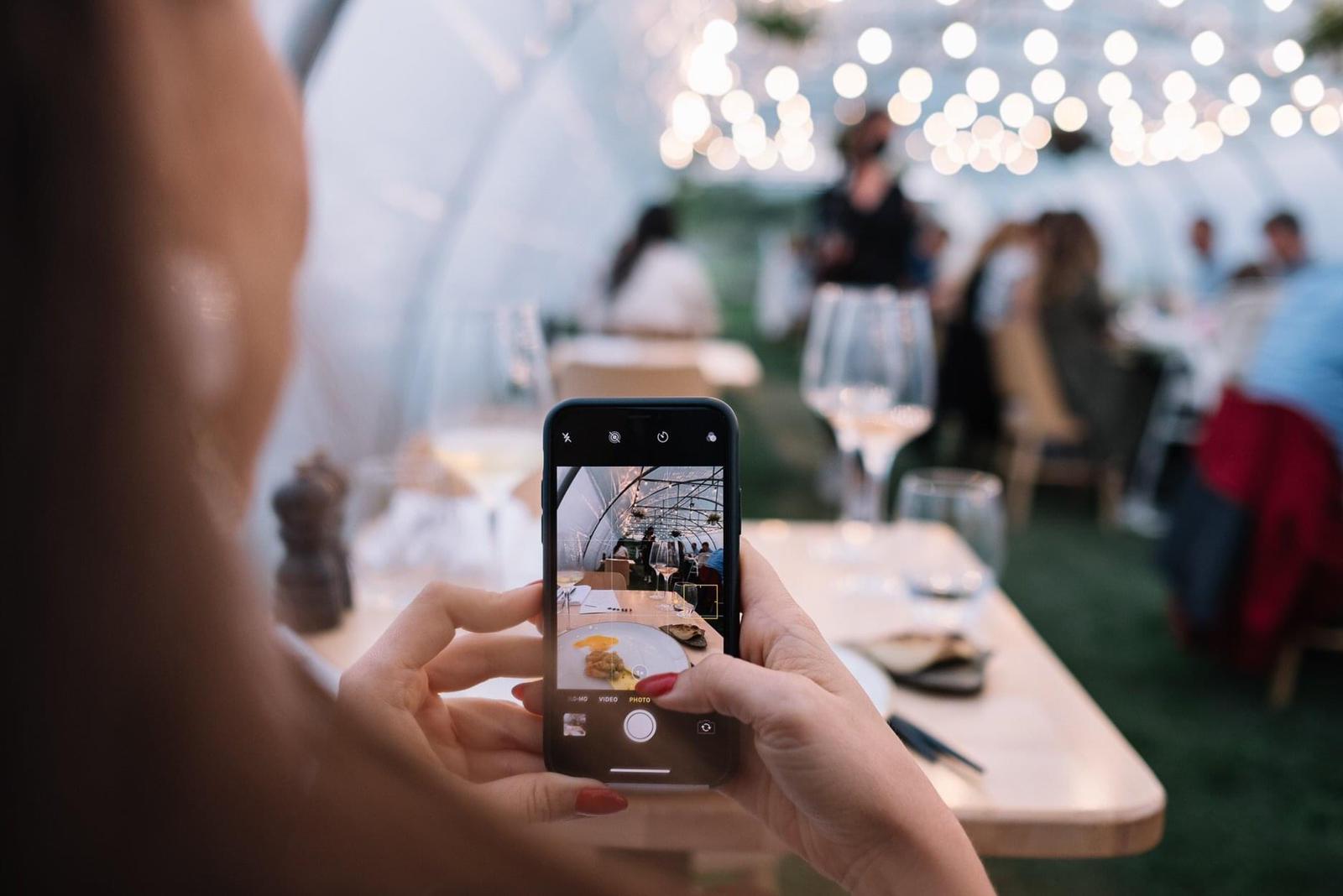 Pandemia reinventează restaurantele şi duce experienţa culinară în spaţii nonconformiste