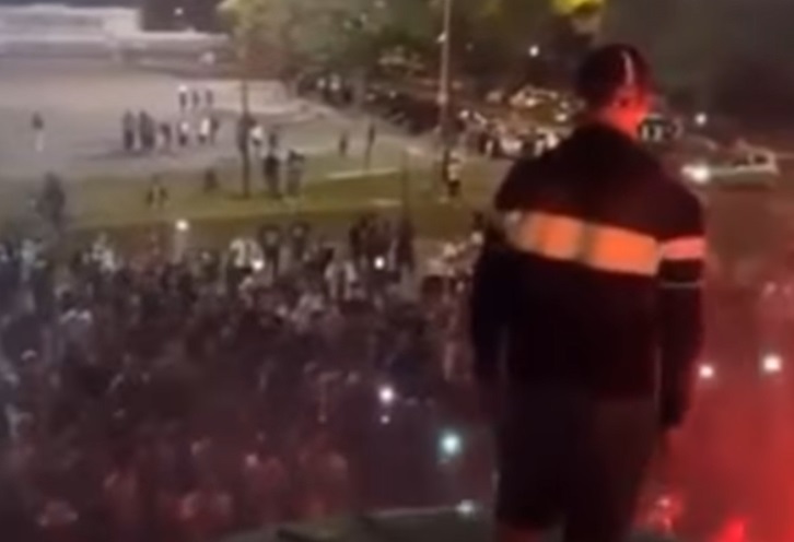 Sărbătoare cu torțe la Paris după ce PSG s-a calificat în semifinalele Champions League