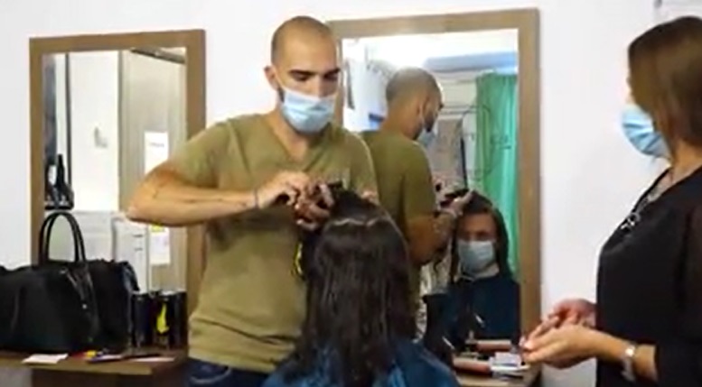 Corporatiștii se reprofilează. De frică să nu-și piardă jobul, Alex s-a înscris la un curs de frizerie