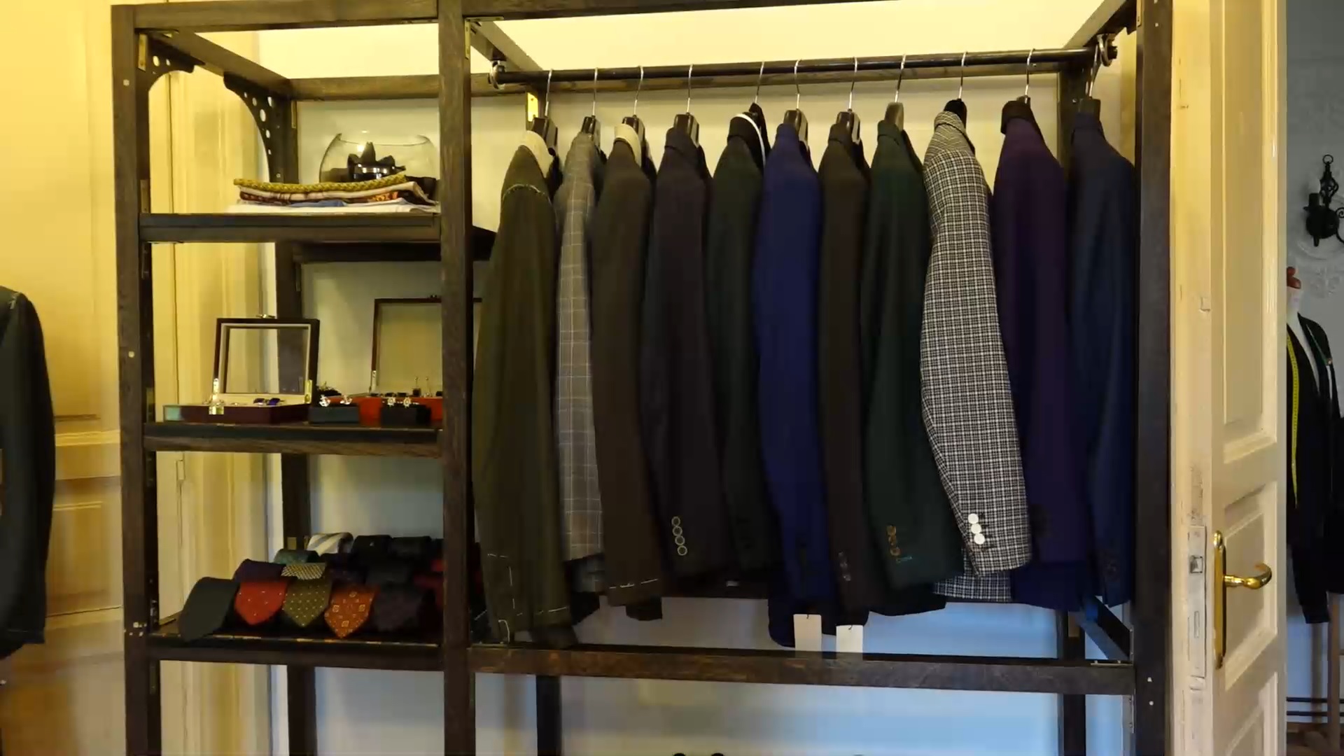 Victime colaterale. Vânzările de costume la comandă scad cu până la 60%