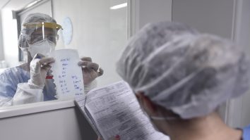 O mutaţie mai „infecţioasă” a noului coronavirus, descoperită în Indonezia