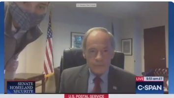 Ai uitat microfonul deschis în şedinţă? Se întâmplă şi la case mai mari!