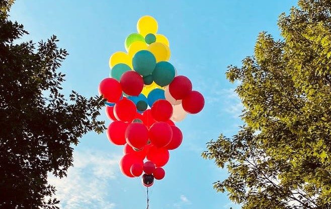 David Blaine va zbura „atârnat“ de baloane în prima cascadorie din ultimii 10 ani