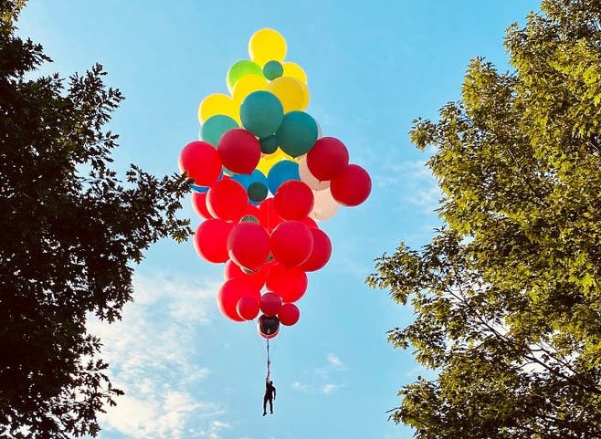 David Blaine va zbura „atârnat“ de baloane în prima cascadorie din ultimii 10 ani